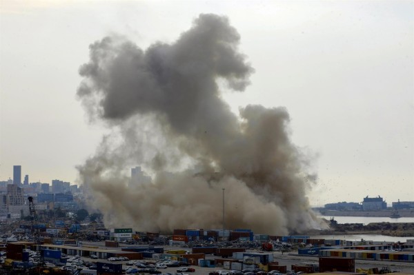 Nube de polvo al derribarse este jueves parte de las ruinas de los silos de grano afectados por la explosión de hace dos años en el puerto de Beirut. Nube de polvo al derribarse este jueves parte de las ruinas de los silos de grano afectados por la explosión de hace dos años en el puerto de Beirut.