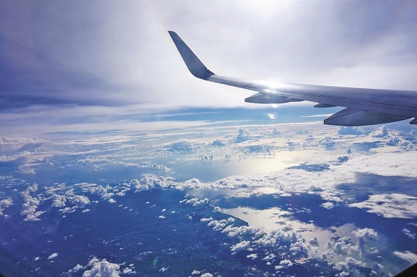 Aerolíneas y autoridades económicas de la región buscan las condiciones para una nueva tasa aeroportuaria regional que permita reducir el precio de los boletos. Aerolíneas y autoridades económicas de la región buscan las condiciones para una nueva tasa aeroportuaria regional que permita reducir el precio de los boletos.