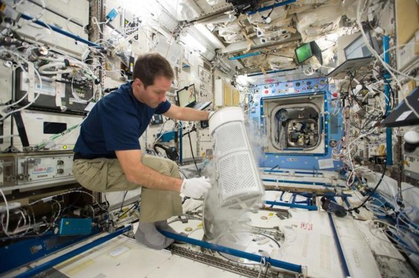 Imagen cedida del astronauta Thomas Pesquet que introduce muestras de sangre en un congelador a menos ochenta grados en la Estación Espacial Internacional. Imagen cedida del astronauta Thomas Pesquet que introduce muestras de sangre en un congelador a menos ochenta grados en la Estación Espacial Internacional.