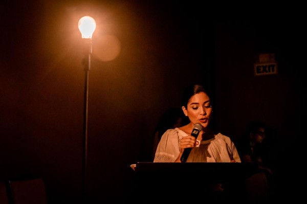 Tatiana Savedra canta 'La jardinera' de Violeta Parra, durante la presentación de la obra. Tatiana Savedra canta 'La jardinera' de Violeta Parra, durante la presentación de la obra.