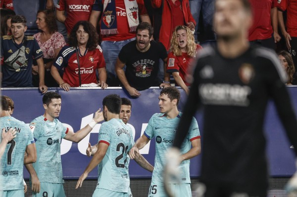El delantero polaco del FC Barcelona Robert Lewandowski (i) celebra su gol. El delantero polaco del FC Barcelona Robert Lewandowski (i) celebra su gol.