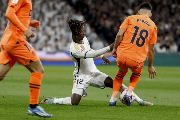 El futbolista francés Eduardo Camavinga durante un partido contra el Valencia CF. El futbolista francés Eduardo Camavinga durante un partido contra el Valencia CF.