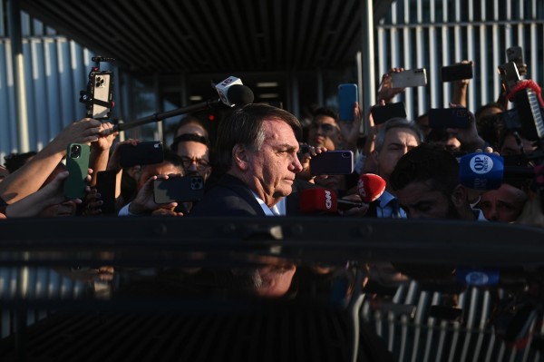 Fotografía de archivo en la que se registró al expresidente de Brasil entre 2019-2022, Jair Bolsonaro (c), en Brasilia (Brasil). Fotografía de archivo en la que se registró al expresidente de Brasil entre 2019-2022, Jair Bolsonaro (c), en Brasilia (Brasil).
