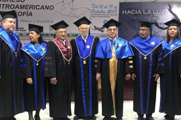 La Universidad de Panamá le otorgó a Dussel (centro) el doctorado honoris causa en 2018. La Universidad de Panamá le otorgó a Dussel (centro) el doctorado honoris causa en 2018.