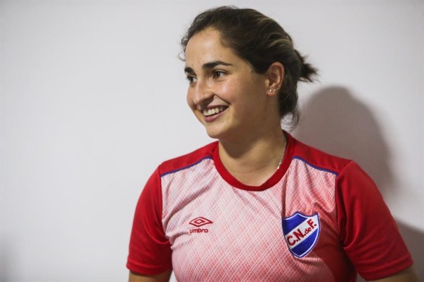 Juliana es una de las promesas femeninas en el campo de fútbol centroamericano. Juliana es una de las promesas femeninas en el campo de fútbol centroamericano.