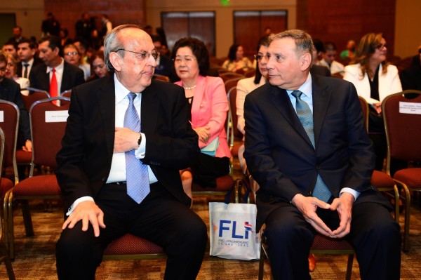 Calderón (izq.) conversa con el exmandatario ecuatoriano Jamil Mahuad (der.), durante el Foro Latinoamericano de las Ideas. Calderón (izq.) conversa con el exmandatario ecuatoriano Jamil Mahuad (der.), durante el Foro Latinoamericano de las Ideas.