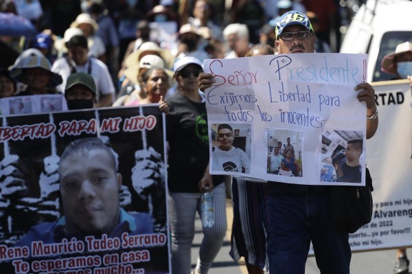Una mujer muestra un cartel con fotografías de una joven y el pedido de su libertad, durante una marcha de familiares de detenidos Una mujer muestra un cartel con fotografías de una joven y el pedido de su libertad, durante una marcha de familiares de detenidos