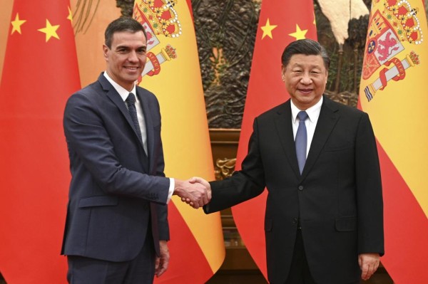El presidente del Gobierno español, Pedro Sánchez (i), y el presidente de China, Xi Jinping (d). El presidente del Gobierno español, Pedro Sánchez (i), y el presidente de China, Xi Jinping (d).