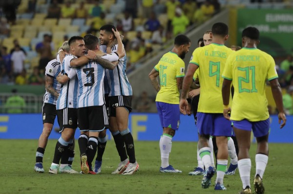 Jugadores (i) de Argentina celebran tras vencer a Brasil. Jugadores (i) de Argentina celebran tras vencer a Brasil.