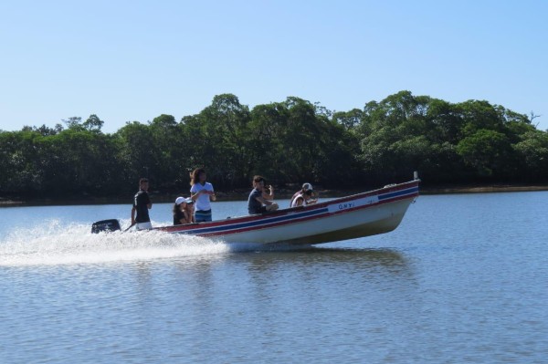 La isla cuenta con más de 700 habitantes. Antes de llegar hay que hacer un recorrido por lancha de 10 minutos. La isla cuenta con más de 700 habitantes. Antes de llegar hay que hacer un recorrido por lancha de 10 minutos.