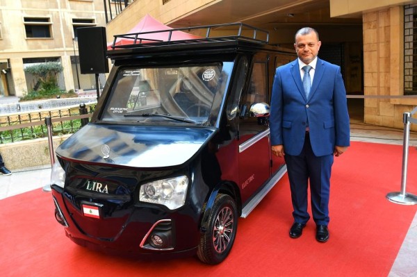 El libanés Hisham Houssami posa junto a su prototipo del Lira, un nuevo coche híbrido que funciona con una mezcla de electricidad y energía solar. El libanés Hisham Houssami posa junto a su prototipo del Lira, un nuevo coche híbrido que funciona con una mezcla de electricidad y energía solar.