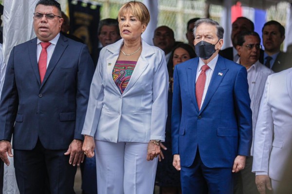 El presidente de la República, Laurentino Cortizo Cohen (d) junto a la gobernadora de Colón Irasema de Dale (c). El presidente de la República, Laurentino Cortizo Cohen (d) junto a la gobernadora de Colón Irasema de Dale (c).