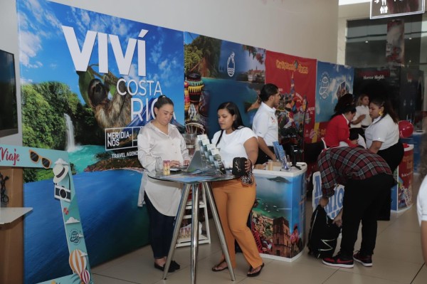 Más de 100 empresas ofrecen los diversos atractivos del país, con la finalidad de promover el turismo interno y reactivar la economía. Más de 100 empresas ofrecen los diversos atractivos del país, con la finalidad de promover el turismo interno y reactivar la economía.