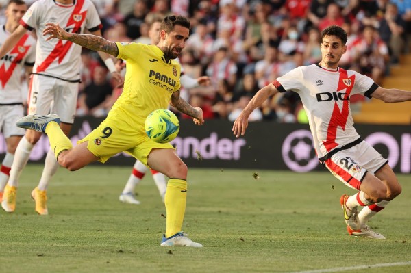 El Villarreal asalta Vallecas y mantiene la pelea por la Liga Europa El Villarreal asalta Vallecas y mantiene la pelea por la Liga Europa