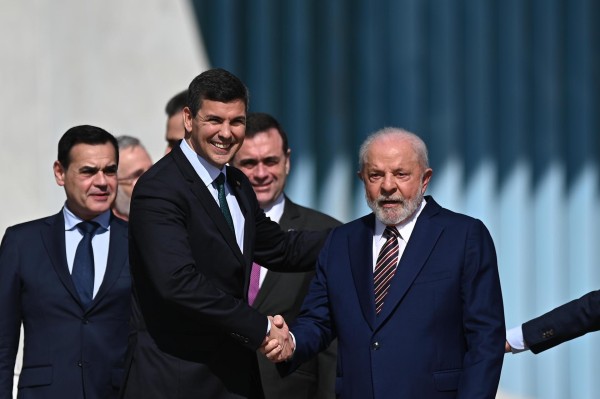 El presidente de Brasil, Luiz Inácio Lula da Silva, y el presidente de Paraguay, Santiago Peña (i), en una fotografía de archivo. El presidente de Brasil, Luiz Inácio Lula da Silva, y el presidente de Paraguay, Santiago Peña (i), en una fotografía de archivo.