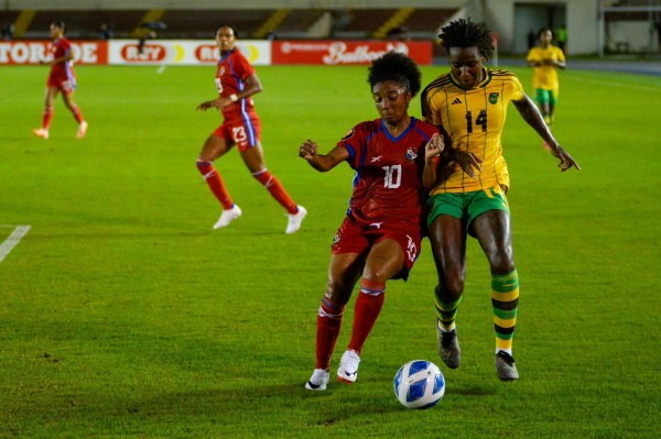 Marta Cox (i.) durante el juego frente a Jamaica. Marta Cox (i.) durante el juego frente a Jamaica.