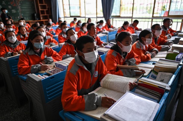 Fotografía de archivo que muestra a los estudiantes en un aula de la Segunda Escuela Secundaria Superior Lhasa Nagqu en Lhasa, en el Tíbet de China, el 1 de junio de 2021. Fotografía de archivo que muestra a los estudiantes en un aula de la Segunda Escuela Secundaria Superior Lhasa Nagqu en Lhasa, en el Tíbet de China, el 1 de junio de 2021.