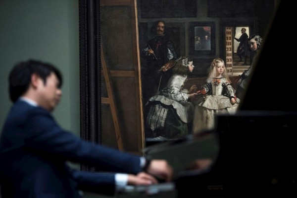 El pianista chino Lang Lang celebra el bicentenario del Museo del Prado interpretando dos piezas de su repertorio frente al cuadro de Velázquez Las Meninas, en Madrid. El pianista chino Lang Lang celebra el bicentenario del Museo del Prado interpretando dos piezas de su repertorio frente al cuadro de Velázquez Las Meninas, en Madrid.