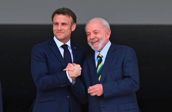 El presidente de Francia, Emmanuel Macron, posa con el presidente de Brasil, Luiz Inácio Lula da Silva, este jueves en el Palacio del Planalto, en Brasilia (Brasil).