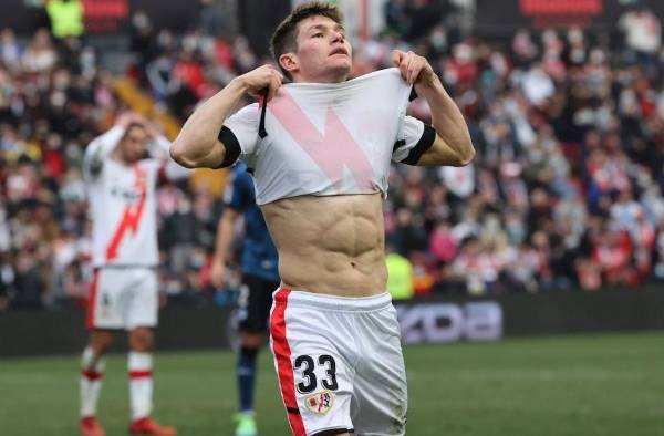 El defensa del Rayo Vallecano Fran García durante el partido de LaLiga ante el Alavés que se disputa este sábado en el estadio de Vallecas. El defensa del Rayo Vallecano Fran García durante el partido de LaLiga ante el Alavés que se disputa este sábado en el estadio de Vallecas.