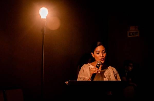 Tatiana Savedra canta 'La jardinera' de Violeta Parra, durante la presentación de la obra. Tatiana Savedra canta 'La jardinera' de Violeta Parra, durante la presentación de la obra.