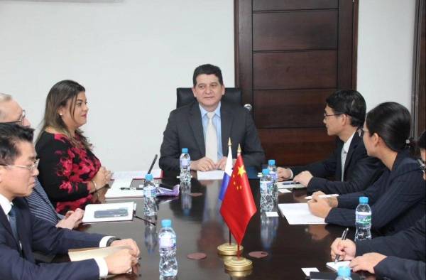 El viceministro de Desarrollo Agropecuario, Alexis Pineda se reunió con una delegación del Comité Regional de la provincia de Hainan de la República Popular de China. El viceministro de Desarrollo Agropecuario, Alexis Pineda se reunió con una delegación del Comité Regional de la provincia de Hainan de la República Popular de China.