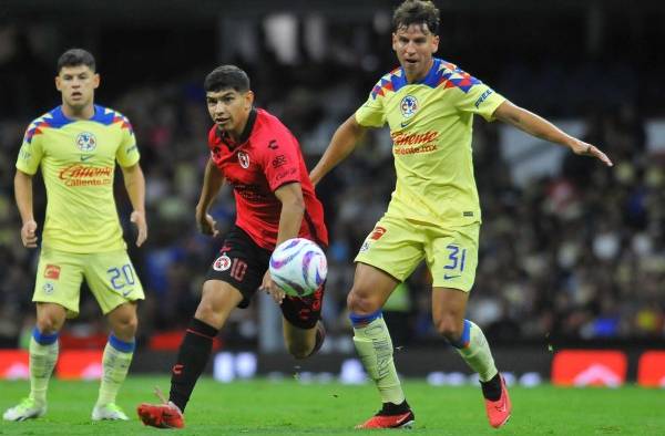 El defensa de América Igor Lichnovsky (der.) se disputa el balón con el mediocampista de Tijuana Kevin Castañeda. El defensa de América Igor Lichnovsky (der.) se disputa el balón con el mediocampista de Tijuana Kevin Castañeda.