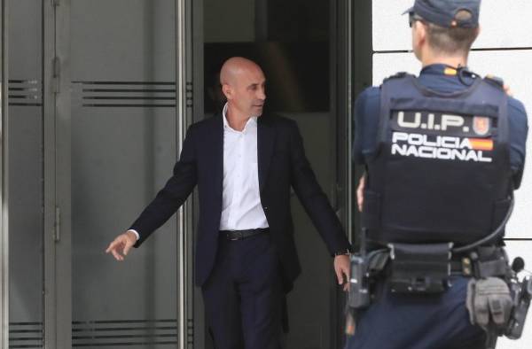 No obstante, ha rechazado imponerle a Rubiales la obligación de comparecer periódicamente ante el juzgado. No obstante, ha rechazado imponerle a Rubiales la obligación de comparecer periódicamente ante el juzgado.
