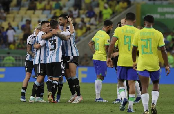 Jugadores (i) de Argentina celebran tras vencer a Brasil. Jugadores (i) de Argentina celebran tras vencer a Brasil.