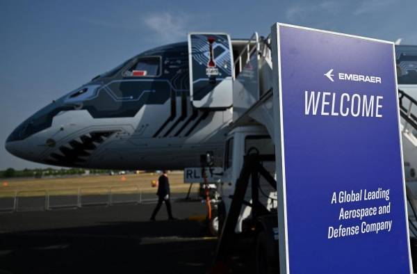El fabricante de aviones brasileño Embraer dijo aumentó sus ganancias del tercer trimestre de 2023, debido al auge de las ventas de aviación comercial. El fabricante de aviones brasileño Embraer dijo aumentó sus ganancias del tercer trimestre de 2023, debido al auge de las ventas de aviación comercial.