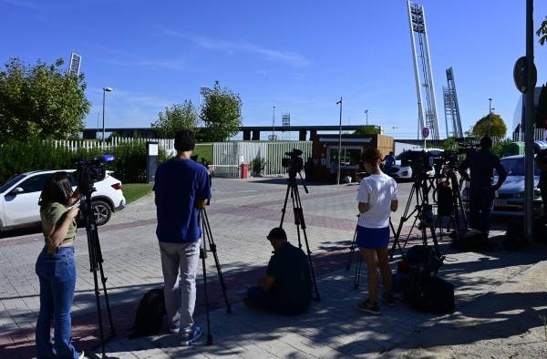 Periodistas aguardan en la entrada de la Federación de Fútbol de España donde un juez encabezó un registro. Periodistas aguardan en la entrada de la Federación de Fútbol de España donde un juez encabezó un registro.
