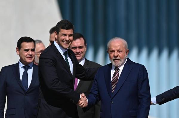 El presidente de Brasil, Luiz Inácio Lula da Silva, y el presidente de Paraguay, Santiago Peña (i), en una fotografía de archivo. El presidente de Brasil, Luiz Inácio Lula da Silva, y el presidente de Paraguay, Santiago Peña (i), en una fotografía de archivo.