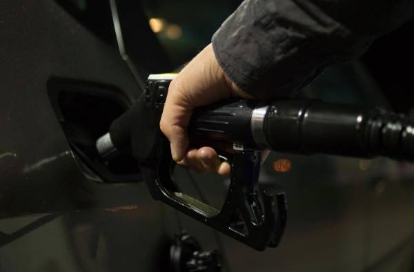 Imagen ilustrativa de surtido de combustible fósil. Imagen ilustrativa de surtido de combustible fósil.