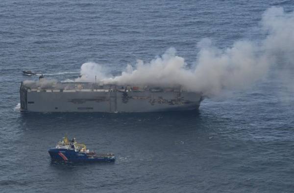 El Fremantle Highway, un barco de bandera panameña, permaneció amarrado a un barco de salvamento para mantenerlo en posición a unas 14,5 millas náuticas al norte de la isla holandesa de Ameland. El Fremantle Highway, un barco de bandera panameña, permaneció amarrado a un barco de salvamento para mantenerlo en posición a unas 14,5 millas náuticas al norte de la isla holandesa de Ameland.