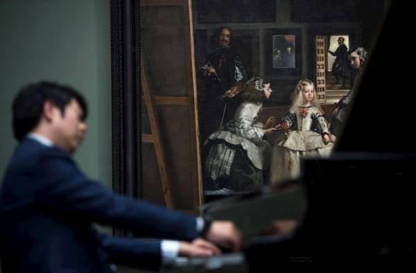 El pianista chino Lang Lang celebra el bicentenario del Museo del Prado interpretando dos piezas de su repertorio frente al cuadro de Velázquez Las Meninas, en Madrid. El pianista chino Lang Lang celebra el bicentenario del Museo del Prado interpretando dos piezas de su repertorio frente al cuadro de Velázquez Las Meninas, en Madrid.