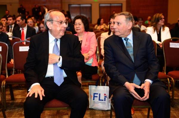 Calderón (izq.) conversa con el exmandatario ecuatoriano Jamil Mahuad (der.), durante el Foro Latinoamericano de las Ideas. Calderón (izq.) conversa con el exmandatario ecuatoriano Jamil Mahuad (der.), durante el Foro Latinoamericano de las Ideas.