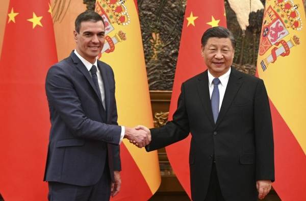 El presidente del Gobierno español, Pedro Sánchez (i), y el presidente de China, Xi Jinping (d). El presidente del Gobierno español, Pedro Sánchez (i), y el presidente de China, Xi Jinping (d).