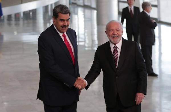 El presidente de Brasil, Luiz Inácio Lula da Silva, estrecha la mano de su homólogo venezolano, Nicolás Maduro El presidente de Brasil, Luiz Inácio Lula da Silva, estrecha la mano de su homólogo venezolano, Nicolás Maduro