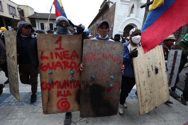 Manifestantes marchan pacíficamente hoy, en el marco de las manifestaciones antigubernamentales, en Quito (Ecuador) Manifestantes marchan pacíficamente hoy, en el marco de las manifestaciones antigubernamentales, en Quito (Ecuador)