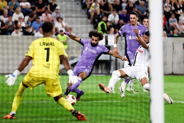 Andrés Andrade (d.) durante un duelo con el delantero del Liverpool, Mohamed Salah (i.). Andrés Andrade (d.) durante un duelo con el delantero del Liverpool, Mohamed Salah (i.).