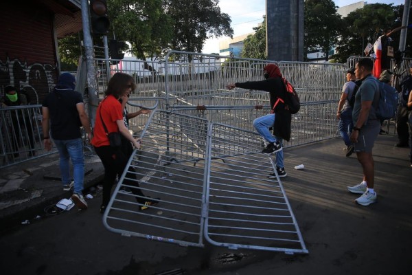 De acuerdo con Caballero, dos de los cinco agentes fueron heridos con armas de fuego en Santa Ana. De acuerdo con Caballero, dos de los cinco agentes fueron heridos con armas de fuego en Santa Ana.