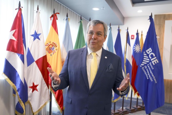El presidente saliente del Banco Centroamericano de Integración Económica (BCIE), Dante Mossi, habla durante una entrevista con EFE el 27 de noviembre de 2023 en Tegucigalpa (Honduras). El presidente saliente del Banco Centroamericano de Integración Económica (BCIE), Dante Mossi, habla durante una entrevista con EFE el 27 de noviembre de 2023 en Tegucigalpa (Honduras).