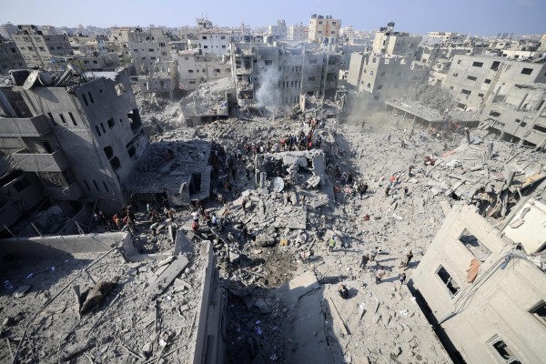 La gente revisa los escombros de los edificios destruidos en un ataque israelí contra el campo de refugiados de Bureij en el centro de la Franja de Gaza el 2 de noviembre de 2023. La gente revisa los escombros de los edificios destruidos en un ataque israelí contra el campo de refugiados de Bureij en el centro de la Franja de Gaza el 2 de noviembre de 2023.