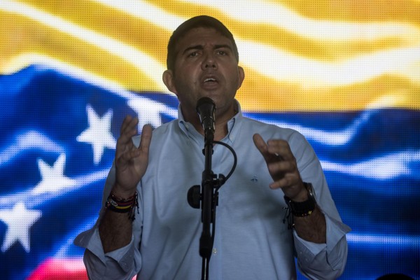 El candidato a las primarias opositoras del 22 de octubre Carlos Prosperi habla a sus simpatizantes durante el lanzamiento de su campaña, en una fotografía de archivo. El candidato a las primarias opositoras del 22 de octubre Carlos Prosperi habla a sus simpatizantes durante el lanzamiento de su campaña, en una fotografía de archivo.