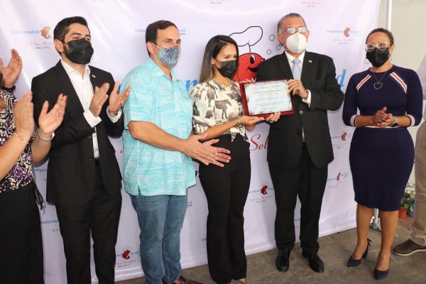 Augusto Valderrama, ministro de Desarrollo Agropecuario le entrega el sello Panamá Exporta a representantes de la empresa Independent SeaFood Panama. Augusto Valderrama, ministro de Desarrollo Agropecuario le entrega el sello Panamá Exporta a representantes de la empresa Independent SeaFood Panama.