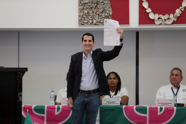Momentos en que Roux tiene en sus manos las credenciales que lo acreditan como el candidato presidencial de CD. Momentos en que Roux tiene en sus manos las credenciales que lo acreditan como el candidato presidencial de CD.