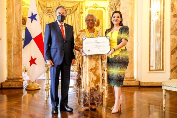 Laurentino Cortizo Cohen, presidente de Panamá (i), Melva Elaine Lowe Wilson de Goodin, condecorada (c) y María Inés Castillo, titular del Ministerio de Desarrollo Social. Laurentino Cortizo Cohen, presidente de Panamá (i), Melva Elaine Lowe Wilson de Goodin, condecorada (c) y María Inés Castillo, titular del Ministerio de Desarrollo Social.