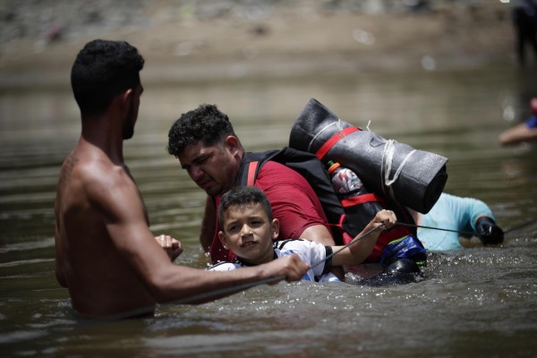 La gran mayoría de los viajeros son suramericanos, más de 324,000, encabezados por venezolanos. La gran mayoría de los viajeros son suramericanos, más de 324,000, encabezados por venezolanos.