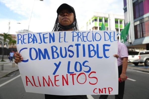 Los manifestantes protestan en contra el alto costo del combustible y de los alimentos. Los manifestantes protestan en contra el alto costo del combustible y de los alimentos.