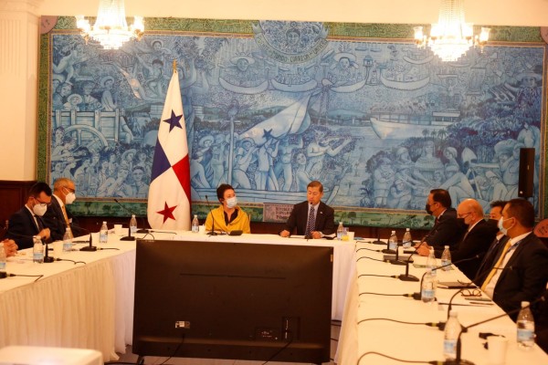 Los empresarios checos reunidos con las autoridades panameñas. Los empresarios checos reunidos con las autoridades panameñas.